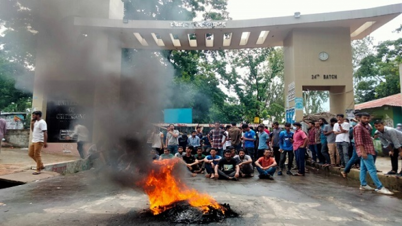 কমিটি বর্ধিত করার দাবিতে চবির মূল ফটকে তালা দিয়েছে ছাত্রলীগ