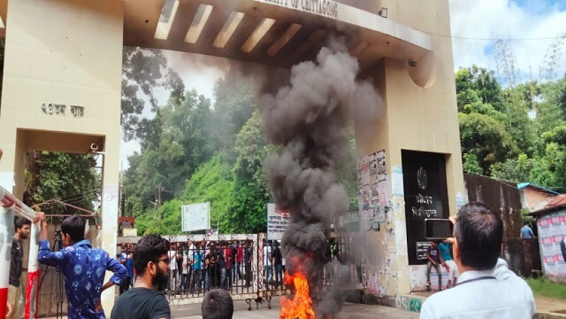 চবির মূল ফটকে তালা দিয়ে বিক্ষোভ করছে ছাত্রলীগ