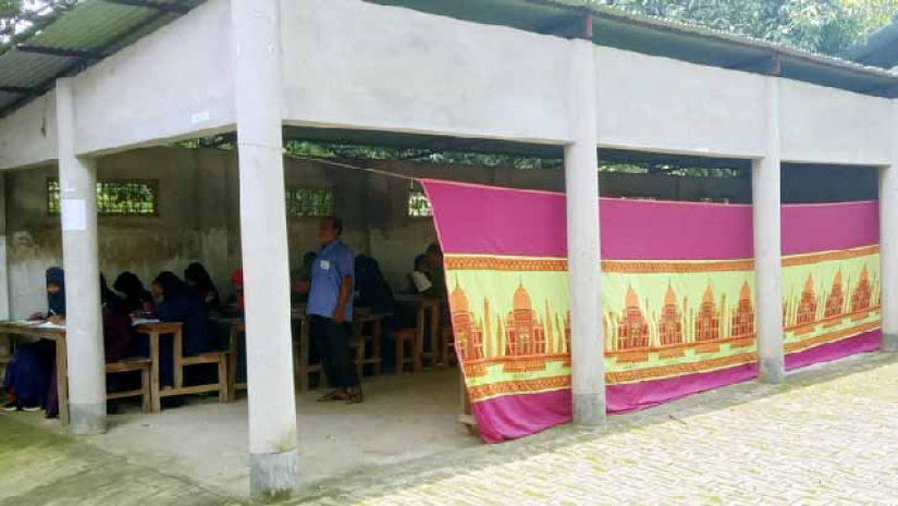 গ্যারেজে পর্দা টানিয়ে নেয়া হচ্ছে পরীক্ষা