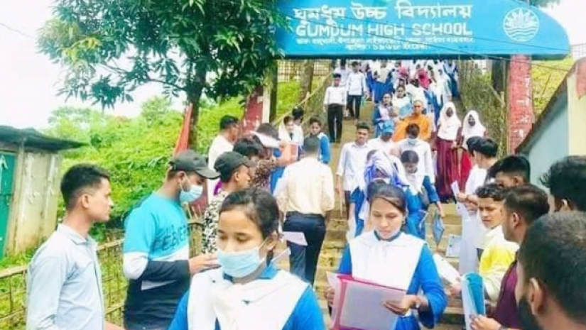 ঘুমধুম উচ্চ বিদ্যালয়ের পরীক্ষার্থীরা