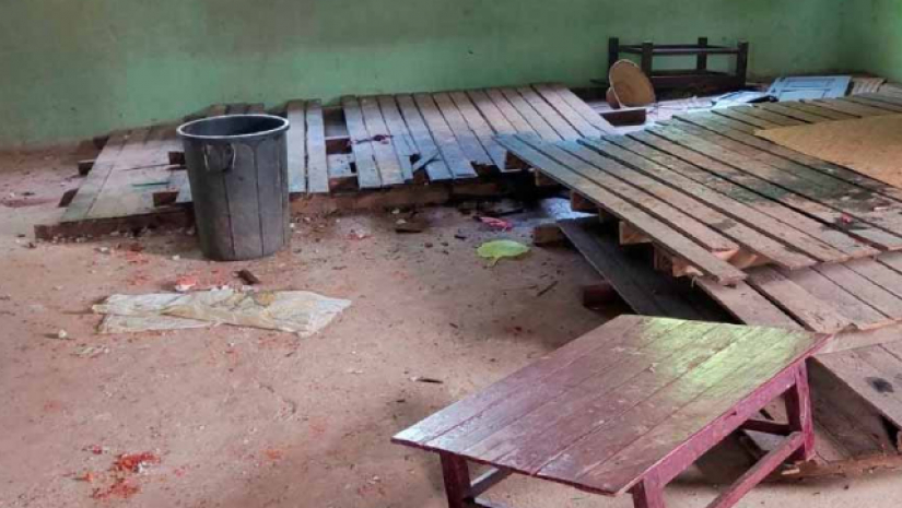 স্কুলের দেওয়ালে গুলি এবং রক্তের দাগ স্পষ্ট।