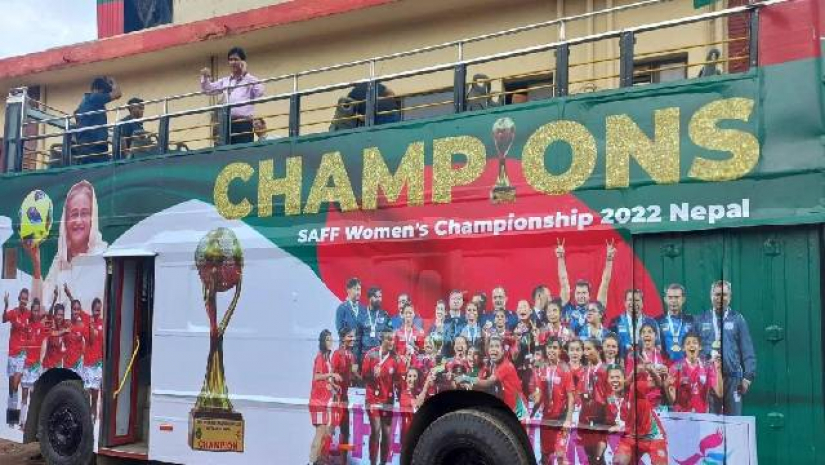 সাফ জয়ী  খেলয়ারদের জন্য ছাদখোলা বাস