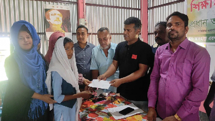 শিক্ষাবৃত্তি প্রদান করা হচ্ছে
