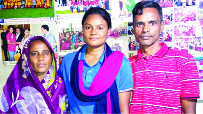 সাফজয়ী নারী ফুটবলার আঁখি খাতুনের বাবা