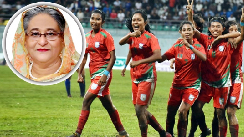 প্রধানমন্ত্রী শেখ হাসিনা ও নারী ফুটবল দল