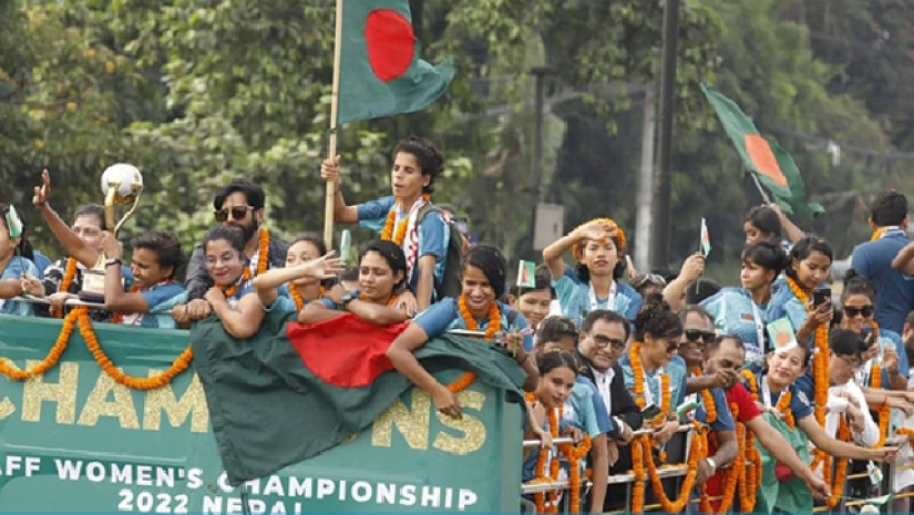 ছাদখোলো বাসে সাফজয়ী নারী দল