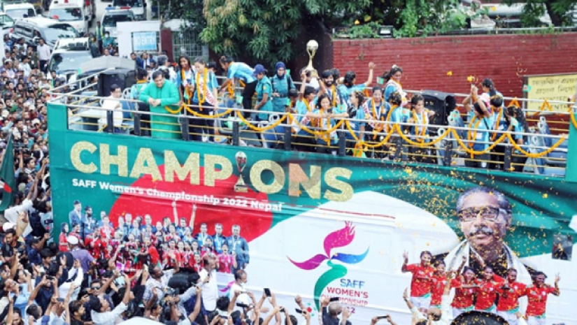 নারী ফুটবলারদের উল্লাস