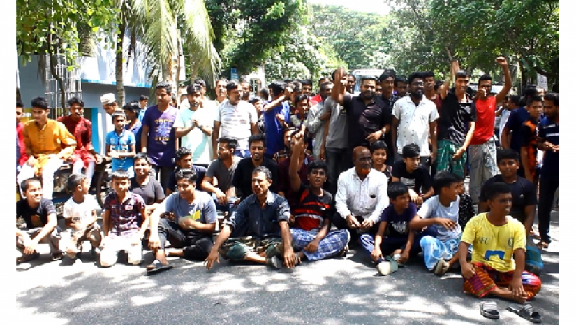 দপ্তরির বিচার দাবিতে এলাকাবাসীর বিক্ষোভ