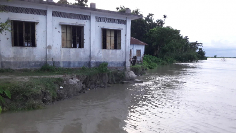 নদী ভাঙ্গনে ধ্বসে পড়ছে স্কুল ভবন 
