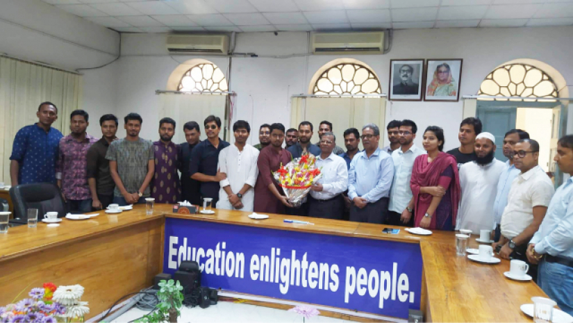 নিয়োগপ্রাপ্তদের সঙ্গে ভিসির শুভেচ্ছা বিনিময়