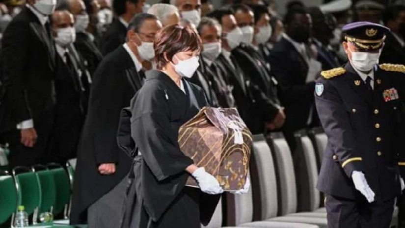 আবের শেষকৃত্যে: একদিকে শ্রদ্ধা অন্যদিকে বিক্ষোভ