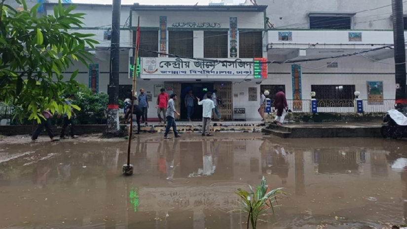 জবির বুকে সিটি কর্পোরেশনের ড্রেন, ডেঙ্গু আতঙ্কে শিক্ষার্থীরা