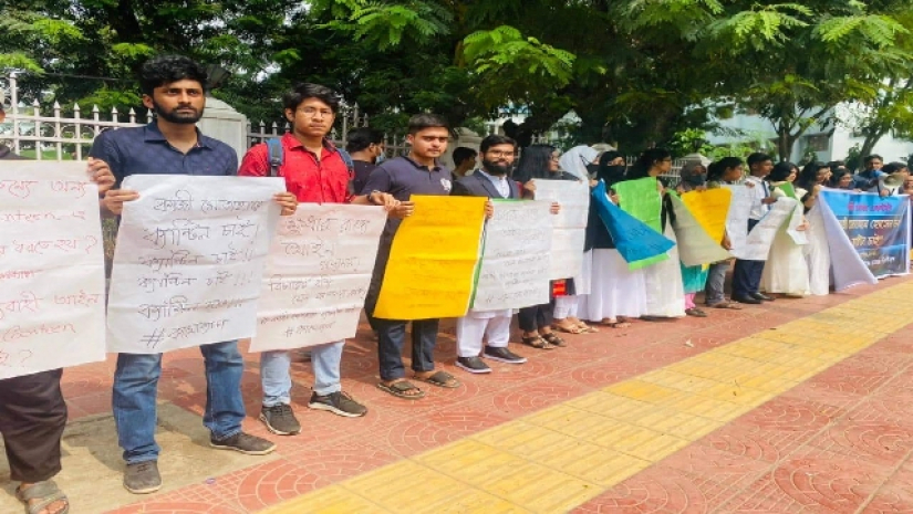 ঢাবির মোতাহের হোসেন ভবনে ক্যান্টিন খোলার দাবিতে মানববন্ধন