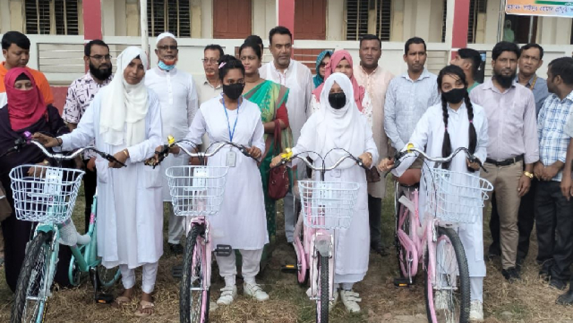 শিক্ষার্থীদের মাঝে সাইকেল বিতরণ