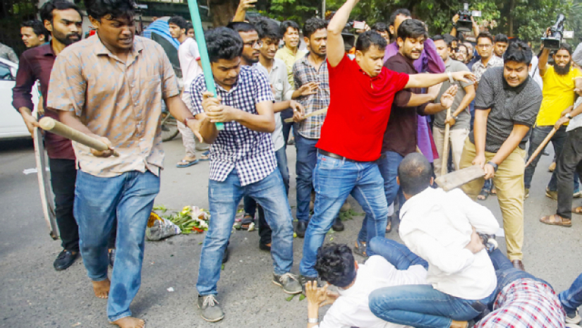 হামলার সময় রিয়াজুল ইসলামকে স্টাম্প এবং মুনেম শাহরিয়ার মুনকে কাঠ দিয়ে মারতে দেখা যায়
