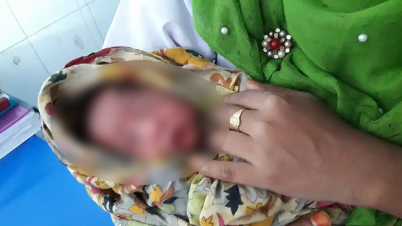  ব্যাংকের সিঁড়ির নিচে শিশু, পাশেই ছিল ফিডার ও জামাকাপড়