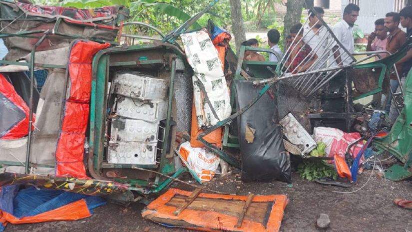 বাস-অটোরিকশা সংঘর্ষ