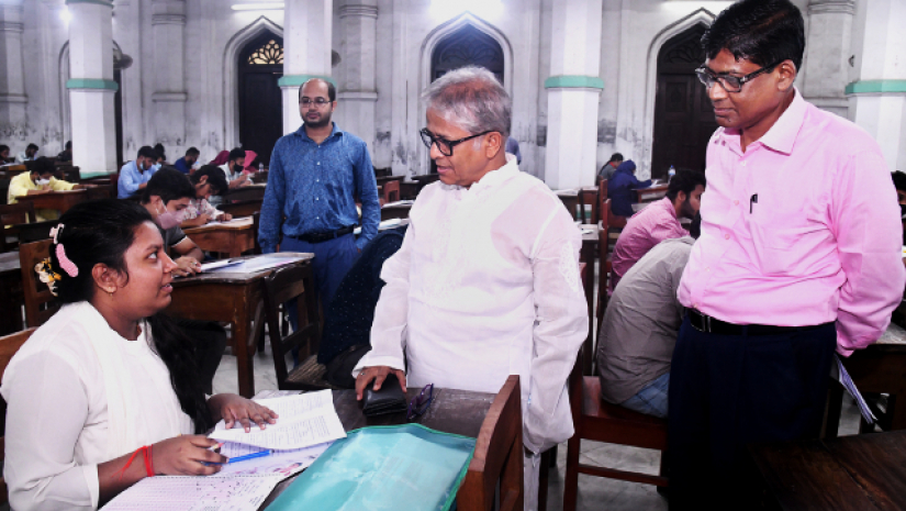 এদিন বিশ্ববিদ্যালয়ের উপাচার্য অধ্যাপক আখতারুজ্জামান কার্জন হল ভর্তি পরীক্ষা কেন্দ্র পরিদর্শন করেন