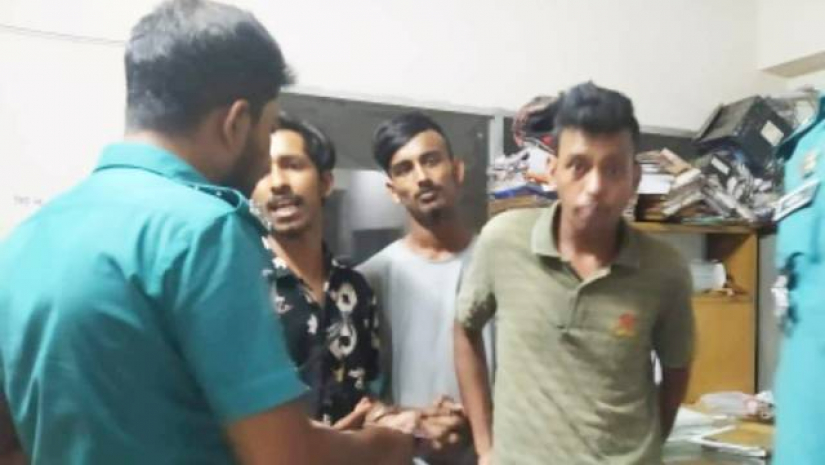 এ ঘটনায় তিনজনকে আটক করেছে ওয়ারী থানা পুলিশ