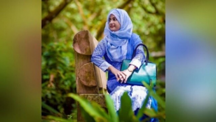 আগুনে দগ্ধ হয়ে মারা যাওয়া কলেজশিক্ষক তাহমিনা মুনা