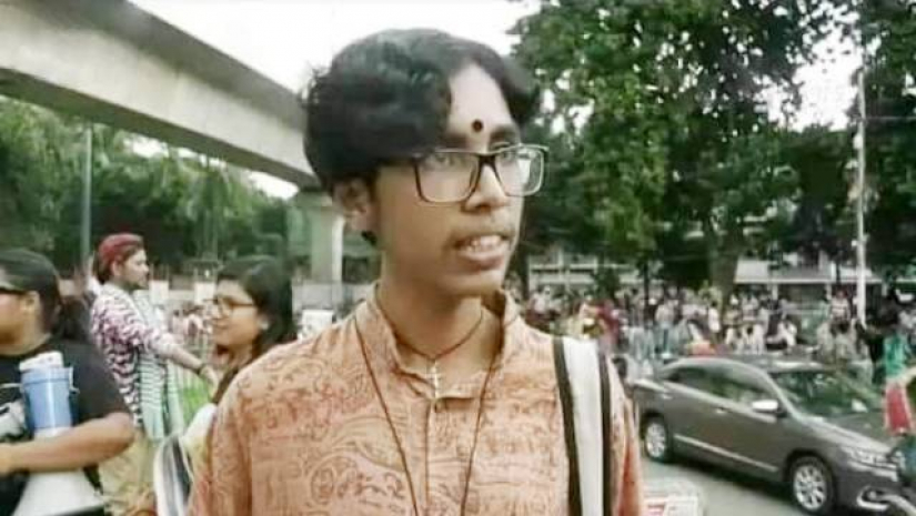 পোশাকের স্বাধীনতা নিয়ে ঢাকা বিশ্ববিদ্যালয়ের রাজু ভাস্কর্যের পাদদেশে আয়োজিত অবস্থান কর্মসূচিতে অংশ নেয়া মোস্তাফিজুর রহমান প্রত্যয়কে নিয়ে সামাজিক যোগাযোগমাধ্যমে বেশ কয়েকদিন থেকেই আলোচনা-সমালোচনা চলছে