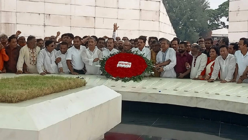 বিএনপির নেতাদের নিয়ে জিয়াউর রহমানের কবরে ফুল দিয়ে শ্রদ্ধা