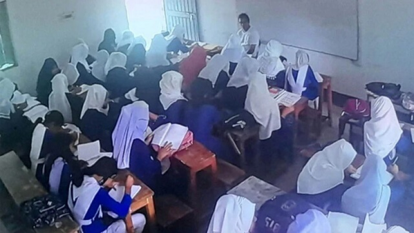 ছাত্রীদের দিয়ে খাতা মূল্যায়নের সিসি ক্যামেরার ফুটেজ