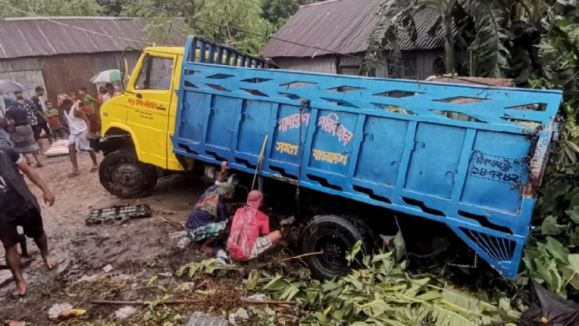 অটোরিকশা বাঁচাতে গিয়ে পাশের বাজারে উঠে গেল ট্রাক, অত:পর