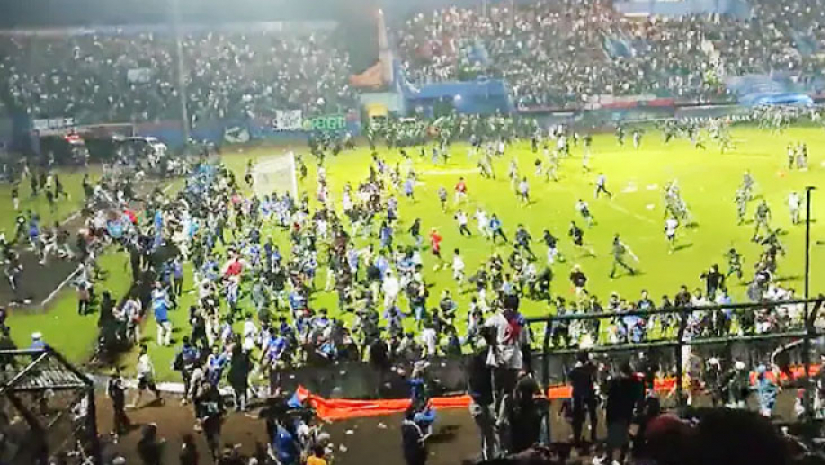 ম্যাচ হারার পর মাঠে নেমে স্বাগতিকদের পেটানো শুরু করেন সমর্থকরা