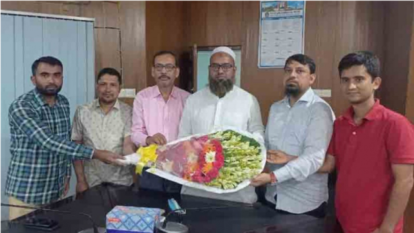 দায়িত্ব গ্রহণের পর তাকে ফুলেল শুভেচ্ছা জানানো হয়