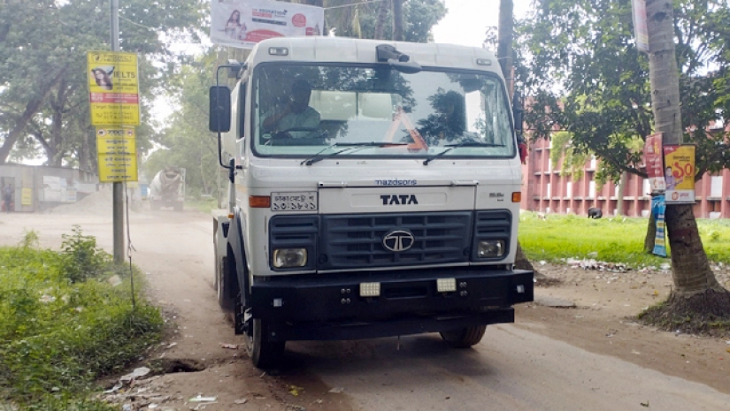 রাবিতে আবারো দিনের বেলায় চলছে ট্রাক