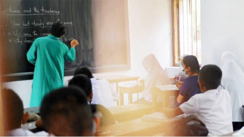 শ্রেণীকক্ষে পাঠদান করছেন শিক্ষক