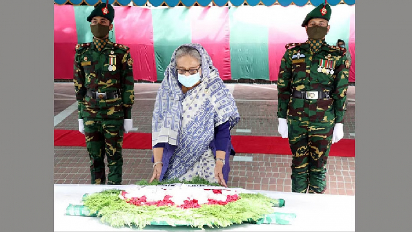 টুঙ্গিপাড়ায় প্রধানমন্ত্রী, বঙ্গবন্ধুর সমাধিতে শ্রদ্ধা