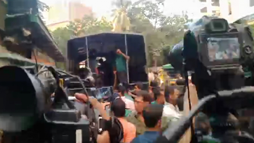 ছাত্র অধিকার পরিষদের নেতাকর্মীদের পুলিশের গাড়িতে তোলা হচ্ছে