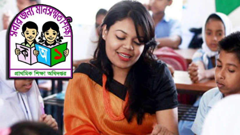 ক্লাস নিচ্ছেন প্রাথমিক শিক্ষক 
