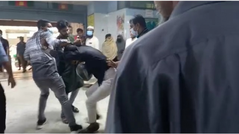 ঢামেক হাসপাতালের ভেতরে ছাত্র অধিকার পরিষদের একজনকে মারধর করা হচ্ছে