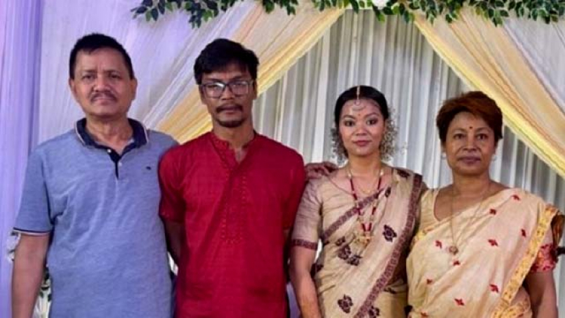 বাঁয়ে অনুপ চেটিয়া।