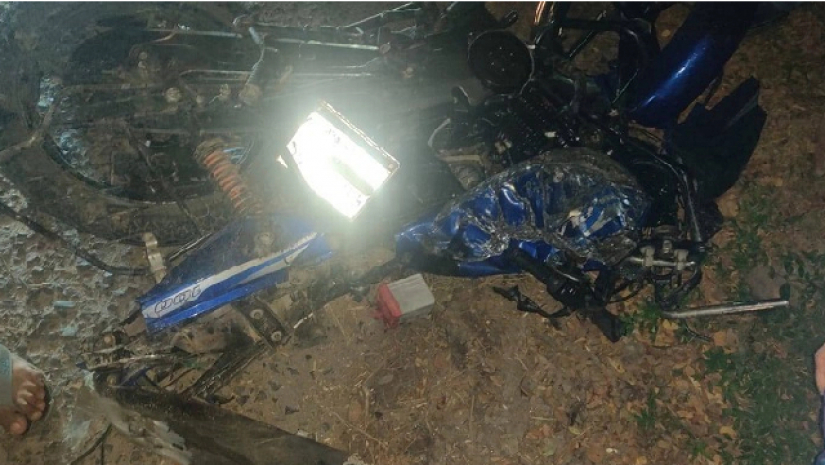 দুর্ঘটনার কবলে পড়া মোটরসাইকেল