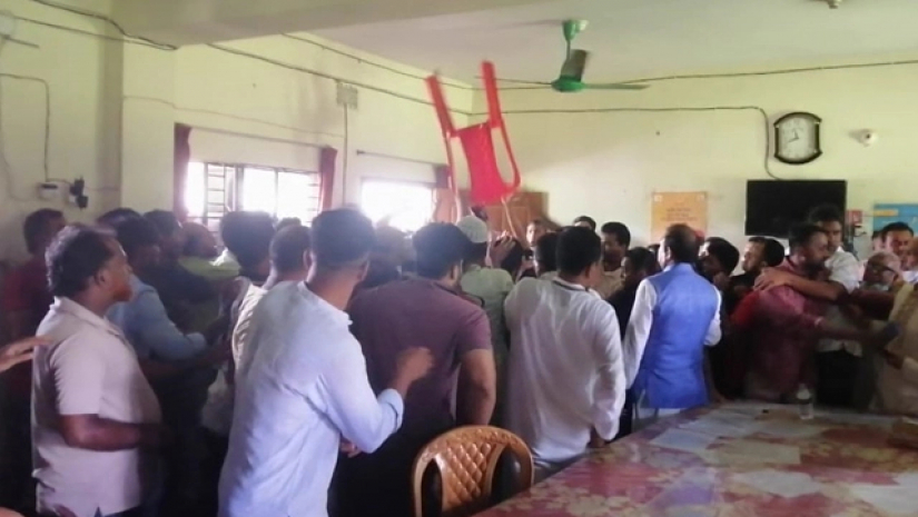 এমপির সামনে আওয়ামী লীগের দুই গ্রুপের সংঘর্ষ, সম্মেলন স্থগিত