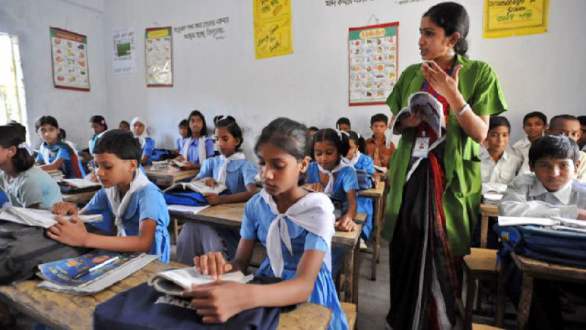 ক্লাস নিচ্ছেন শিক্ষক