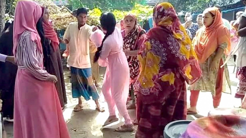অনশনরত কলেজছাত্রীকে মারধর করছে ছেলেপক্ষের স্বজনরা