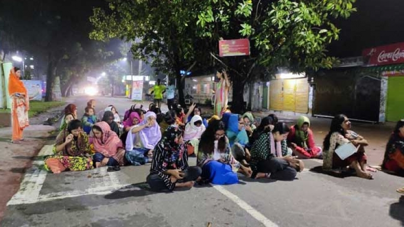 রাস্তা অবরোধ করে ছাত্রীদের আন্দোলন