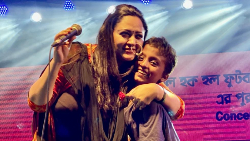 মঞ্চে পথশিশেুকে জড়িয়ে ধরলেন সুমি 