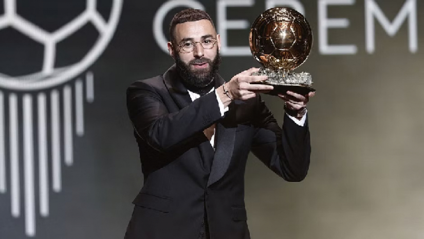 ব্যালন ডি’অর হাতে করিম বেনজেমা 