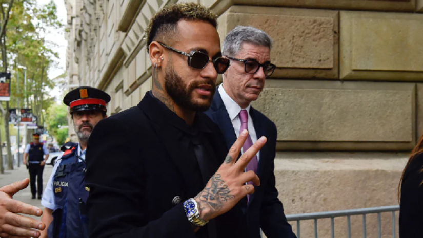 বার্সেলোনার আদালতে নেইমারের বিচার শুরু