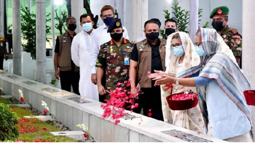প্রধানমন্ত্রী শেখ হাসিনা তার ছোট ভাইয়ের কবরে পুষ্পস্তবক অপর্ণ করেন