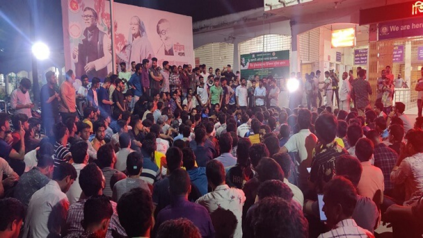 রামেক হাসপাতালে অবস্থান নেন রাবি ছাত্ররা