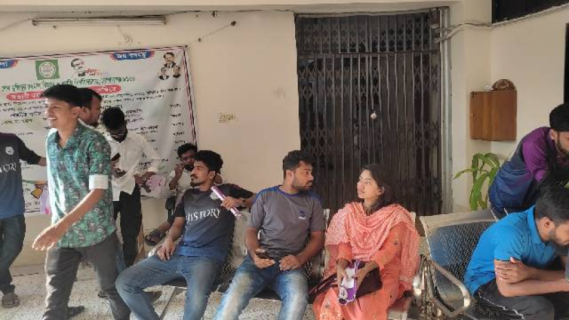 উপাচার্য দপ্তরে তালা দিয়েছেন বিশ্ববিদ্যালয়টির শিক্ষার্থীরা