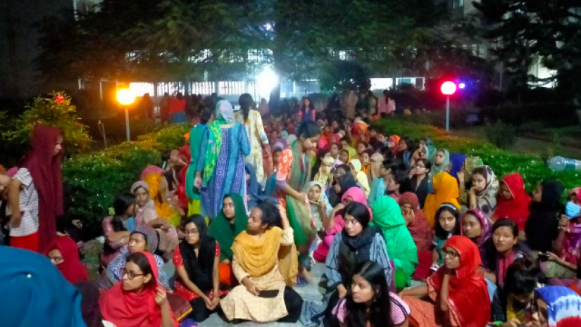 ছাত্রীদের বিক্ষোভ 
