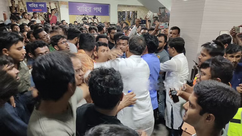 হাসপতালে রাবি শিক্ষার্থীরা